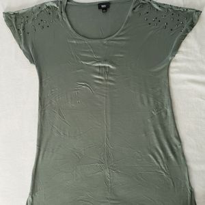Lightweight army green scoop-necked tshirt